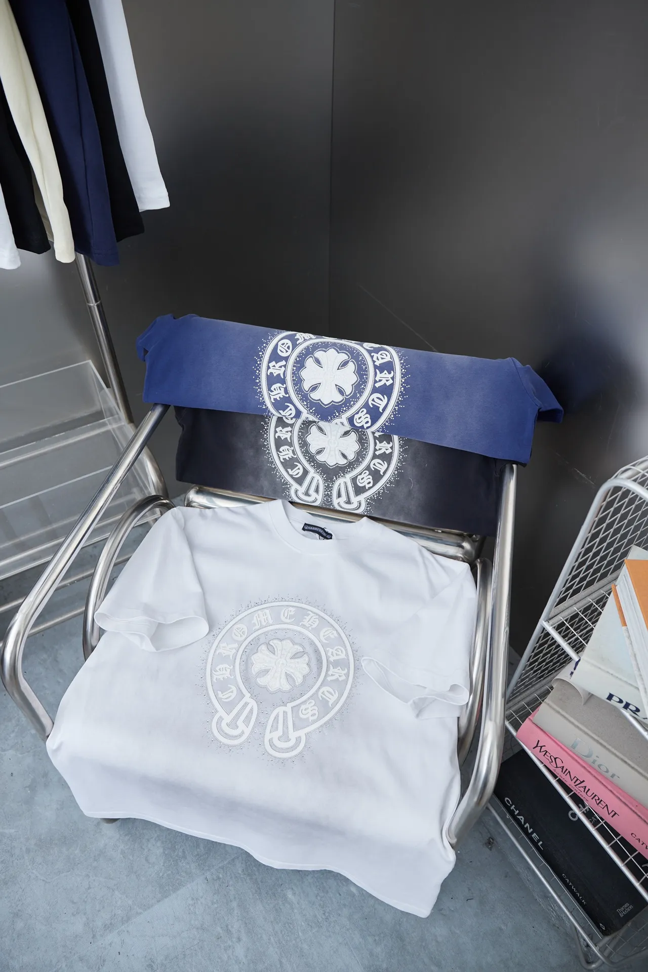 🅿️240 Chrome Hearte 25SS early spring new style Chrome Heart toothbrush embroidered short sleeves Light luxury essential item for daily commuting for men and women Correct version Welcome to compare Detailed features · 280g 100% pure cotton double yarn jersey fabric · Custom dyed in the same vat with special bold 32-count double-ply 1X1 thread · Crocodile toothbrush embroidery pattern➕Imported Australian matte pearl diamonds➕Thick plate texture Crocodile letters. Ready-made garments are dyed and then faded and fried with snowflakes. Then washed to make them look old. General washing to improve the effect·Double-needle stitching and cross-stitch process·Original main mark washed tag brand moisture-proof paper packaging Color: black/white/blue Size: S/M/L/XL